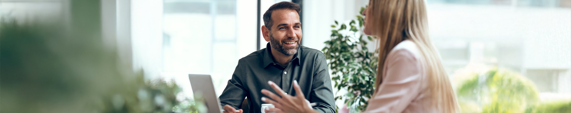 Menschen reden miteinander im Business Kontext