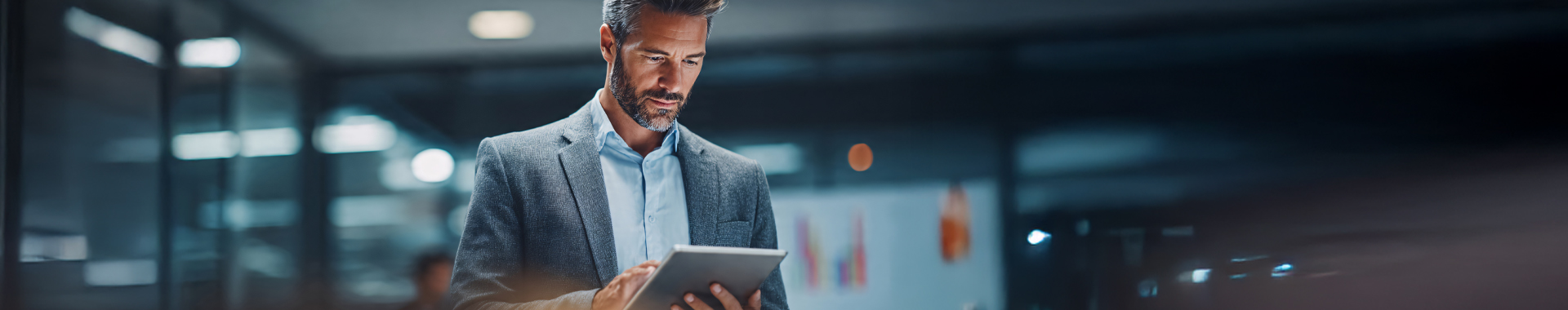 Mann schaut auf Tablet